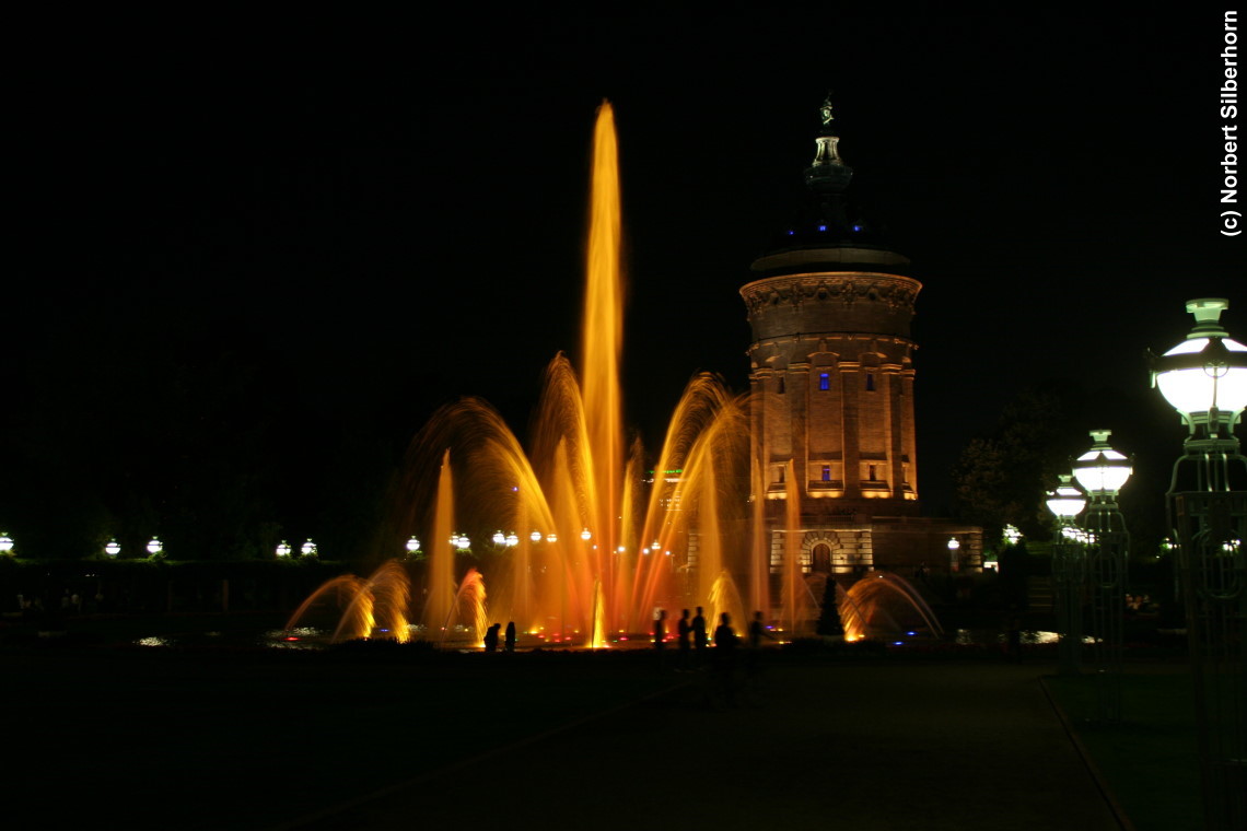Brunnenanlage am Wasserturm, Mannheim, am 30.08.2008 um 21:39:49
, © Norbert Silberhorn