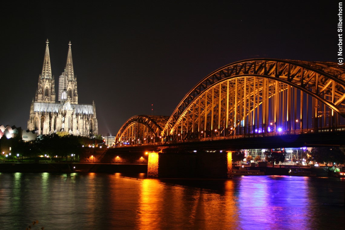 Dom und Hohenzollernbrücke, Köln, am 08.10.2010 um 21:38:51
, © Norbert Silberhorn
