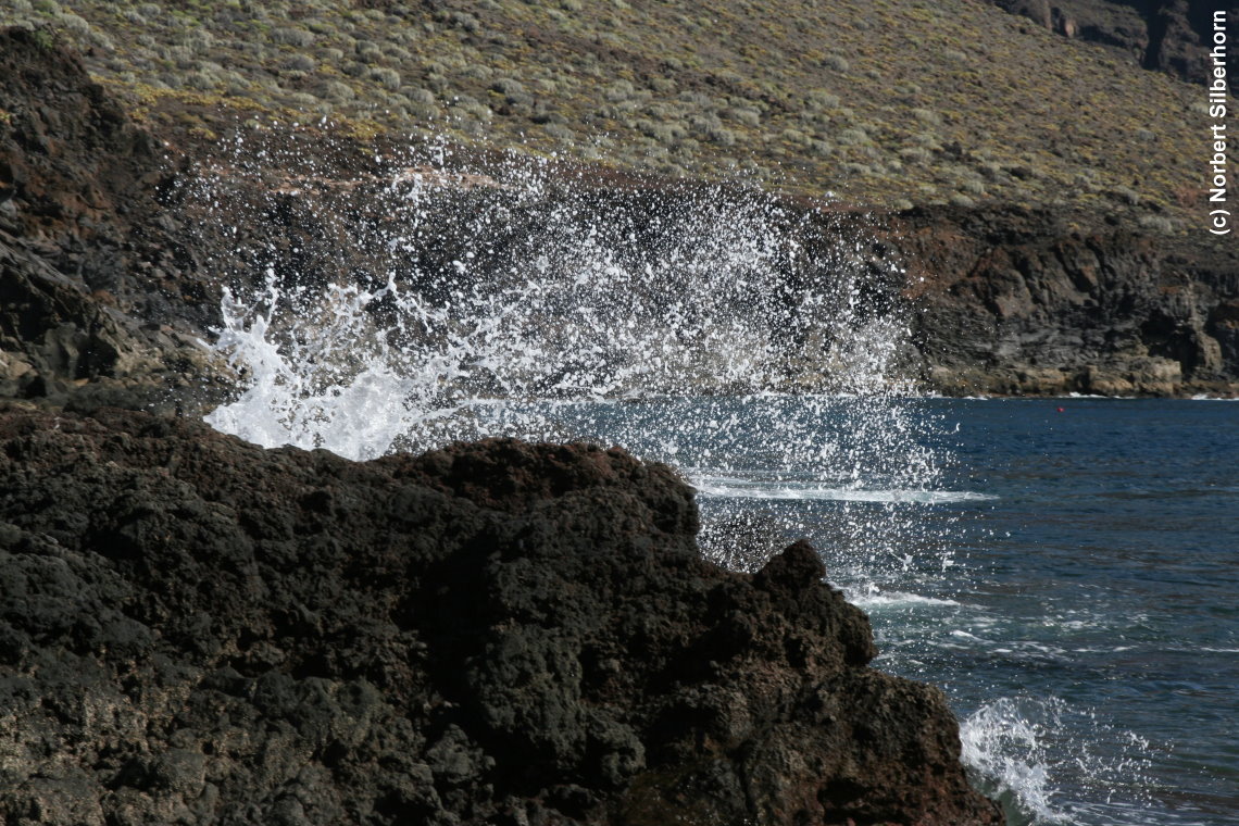 Welle bricht an Felsen, Teneriffa, am 08.11.2012 um 14:39:39 
, &copy; Norbert Silberhorn