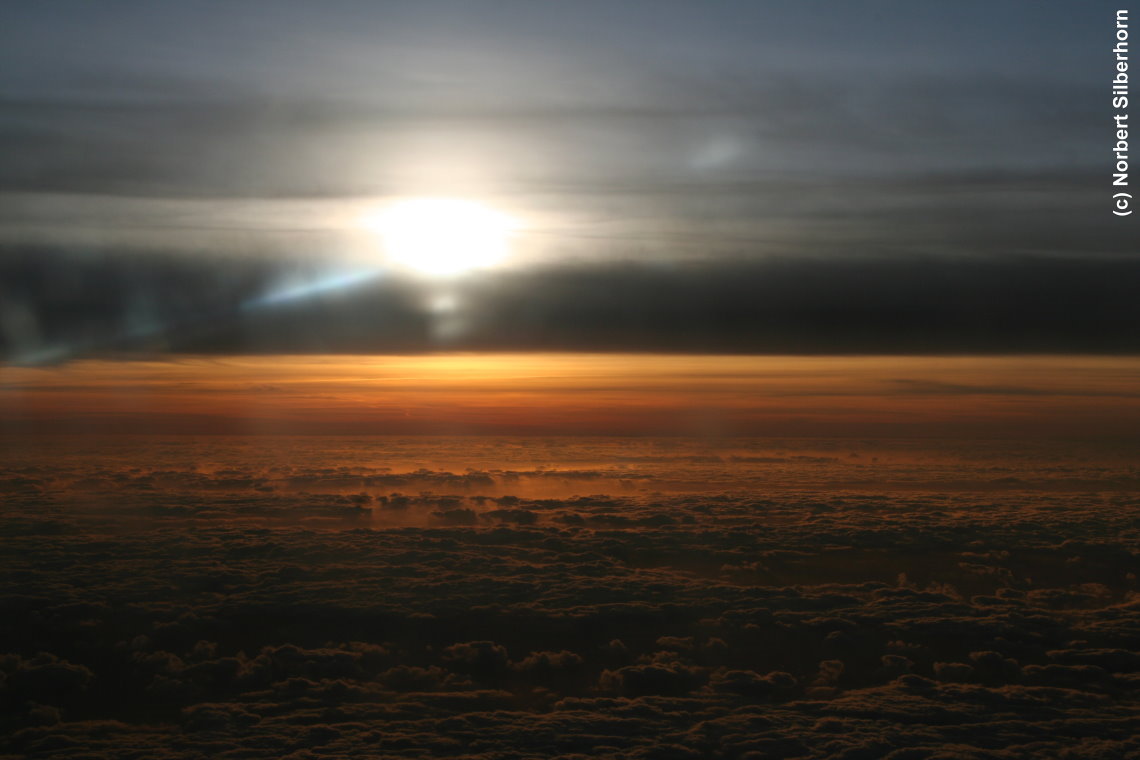 Sonnenuntergang über den Wolken, Europa, am 11.11.2012 um 18:28:31
, © Norbert Silberhorn