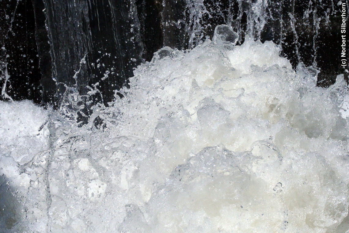 Wasser in Schleuse, Canal du Midi, bei Homps, am 12.08.2014 um 10:15:15, © Norbert Silberhorn