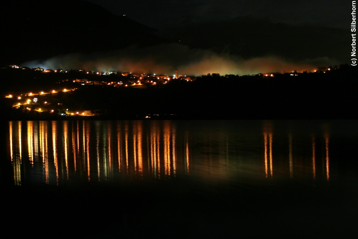 Lichtreflexionen auf dem See, Italien - Caldonazzo, am 30.08.2007 um 21:26:53, © Norbert Silberhorn